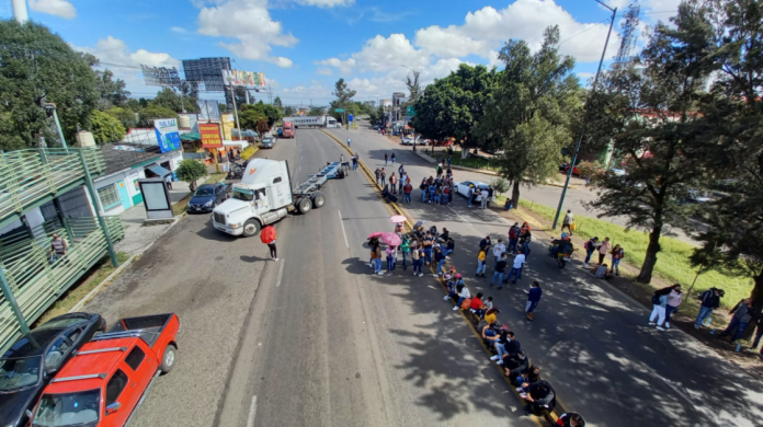 Egresados Normalistas bloquean vialidades por segunda ocasión; continuarán esta semana