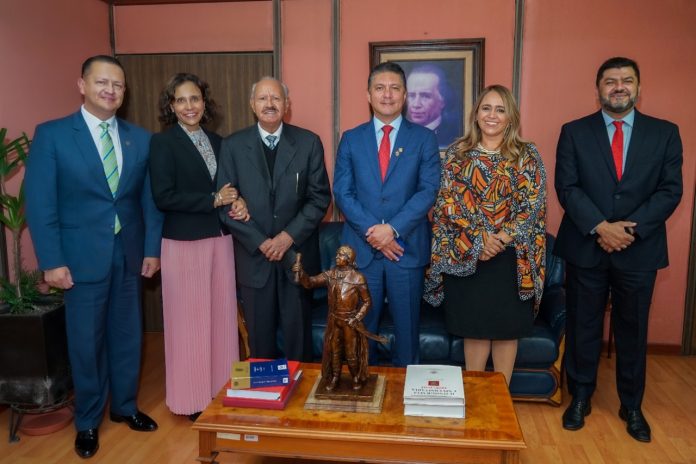 Juzgadores Nacionales Colegian Honorariamente a Rector