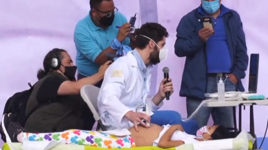 Providas realizan ultrasonido a menor de edad frente a miles, aseguran es "El baby shower más grande"
