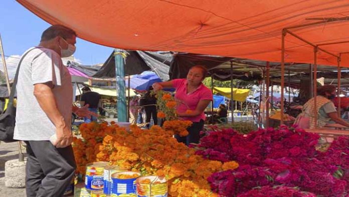 Morelianos regatean flor de cempasúchil, aseguran vendedores