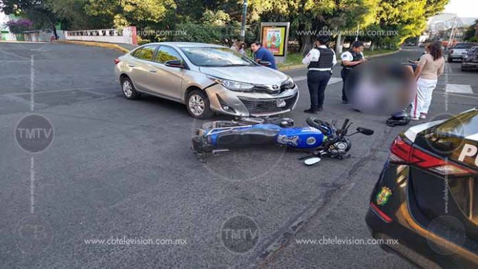 Un lesionado deja choque de moto y auto en Morelia