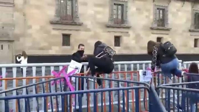 Feministas se manifiestan frente a Palacio de Gobierno en contra de la violencia de género