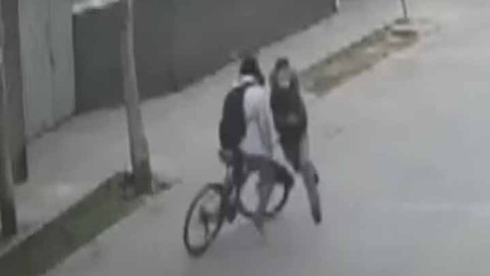 Joven ciclista frustra robo a una mujer atropellando al ladrón