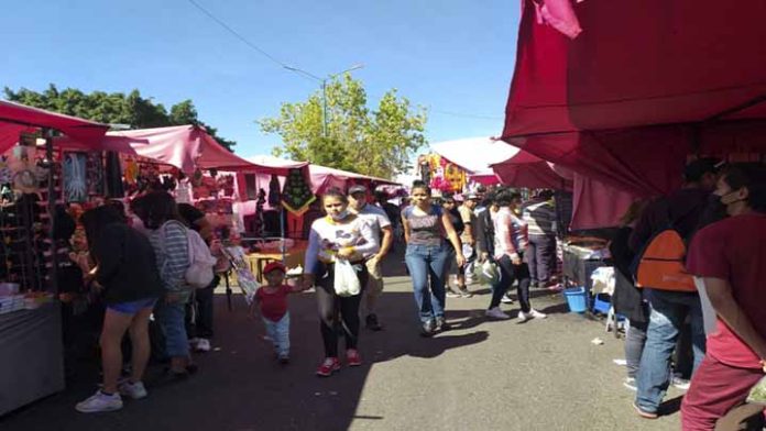 Sin cubrebocas gente recorre el mercado de avenida Pedregal