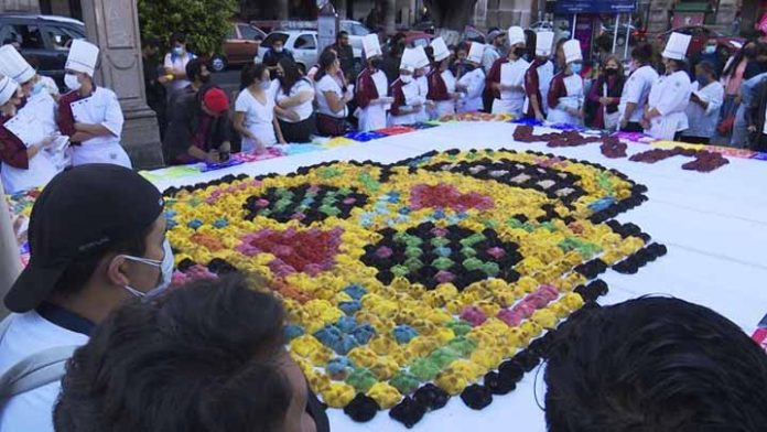Innovando la Universidad Vizcaya de las Américas realizó Catrina de pan de muerto