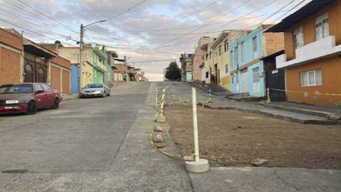 Obra sin concluir en calle Grito de Dolores tiene hartos a los vecinos