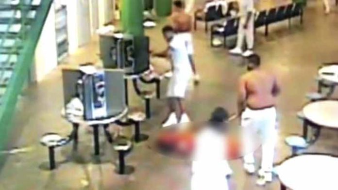 Pelea entre reos deja un joven en coma