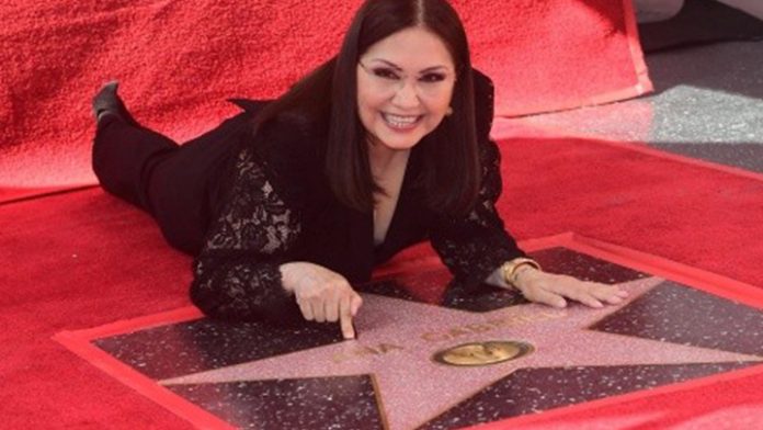 Ana Gabriel es inmortalizada en Hollywood con estrella en el paseo de la fama