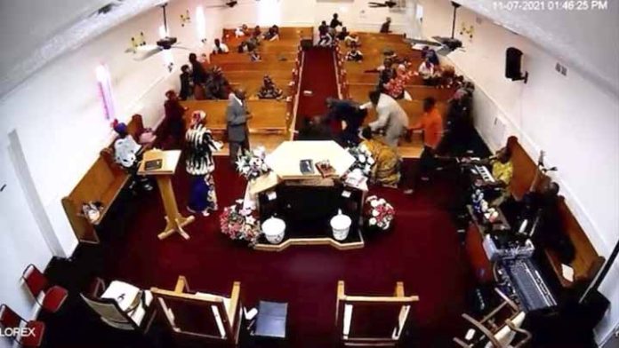 Pastor confronta a hombre armado que irrumpió una misa