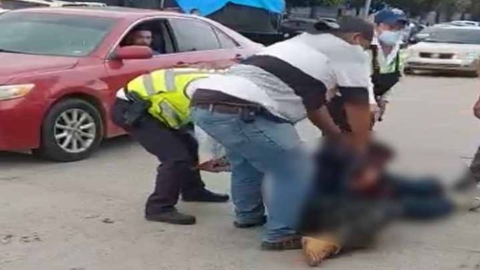 Dos hombres ebrios se pelean afuera de panteón