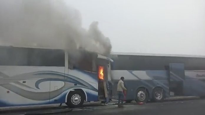 Se accidenta autobús en el que viajaban aficionados de Rayados