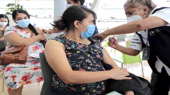 Si estás embarazada y tienes más de 9 semanas de gestación, deberás tomar en serio vacunarte contra Covid-19