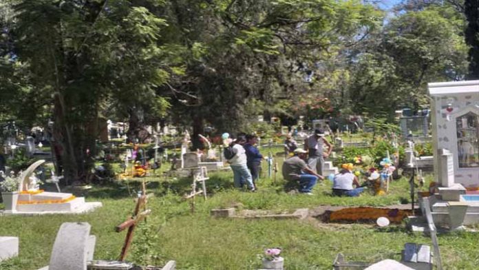 Sin la gran afluencia de otros años, se vivió el Día de Muertos en el panteón municipal de Morelia