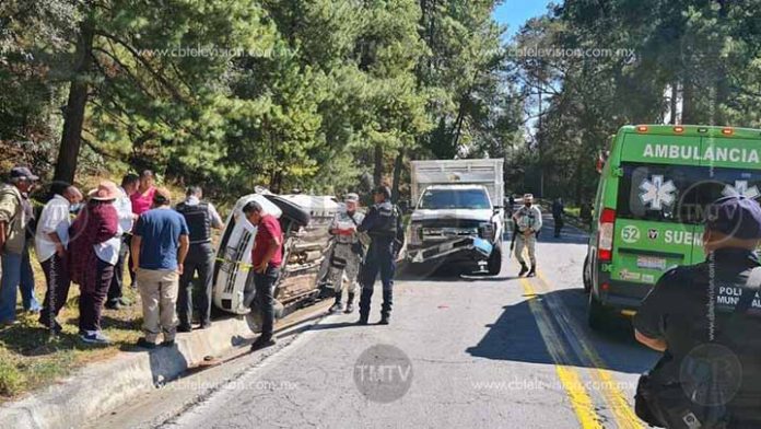 Cuatro heridos deja volcadura de taxi en Zitácuaro
