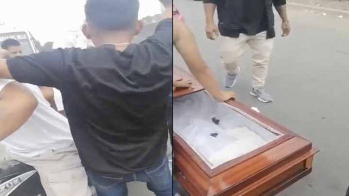 Sacan a su amigo difunto del ataúd, para darle su último paseo en moto