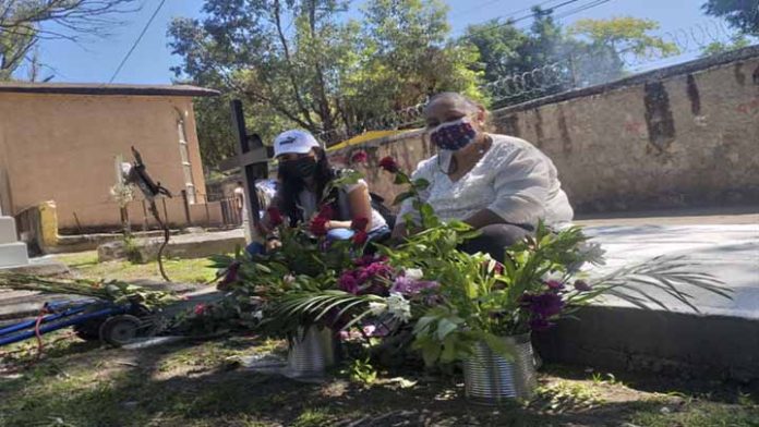 Restricciones en panteones, impiden una celebración de Noche de Muertos en familia