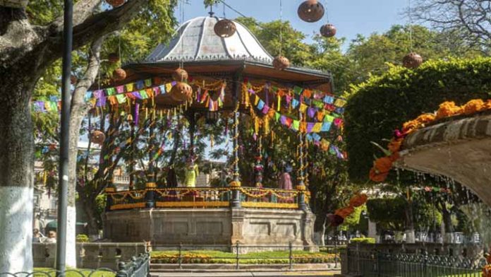 El camino de los muertos iluminado por los vivos, ¿sabes qué sucede el Día de Muertos?