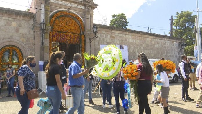 Más de 81 mil personas visitaron los panteones en Morelia, en Día de Muertos