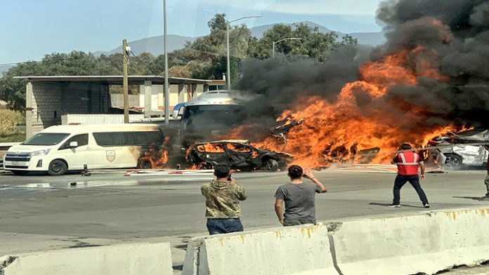 Tráiler impacta varios vehículos, hay almenos 11 muertos