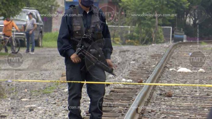 Policía cae de su patrulla y lo arrolla el tren