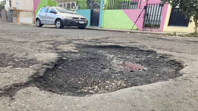 Socavón preocupa a los vecinos de la calle Combate de Ixtlahuaca en Morelia