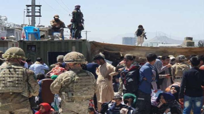 Kamikase ataca hospital militar en Kabul