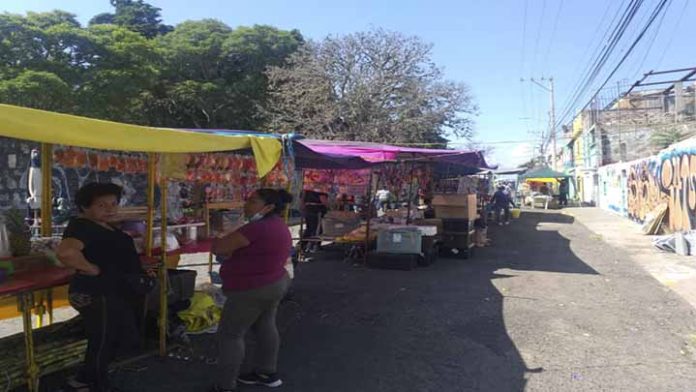 Autoridades permiten instalación de 271 comerciantes en las inmediaciones de panteones en Morelia