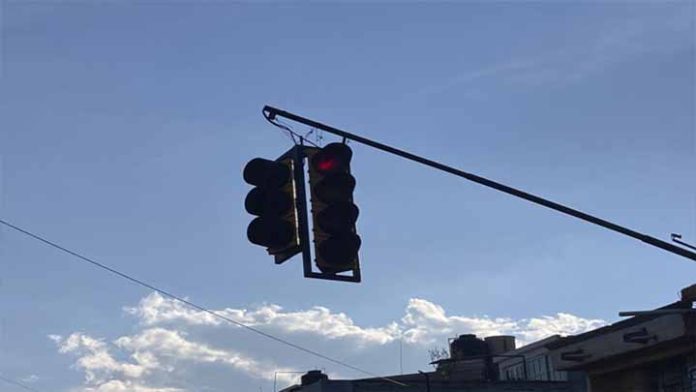 Semáforo a punto de colapsar en avenida Torreón Nuevo en Morelia
