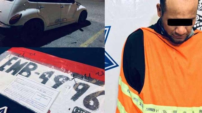 Lo detienen por dibujar sus placas en un cartón