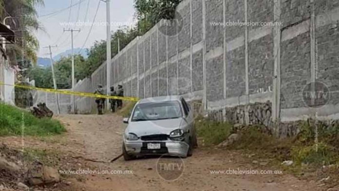 Abandonan un Chevy con impactos de bala en Uruapan
