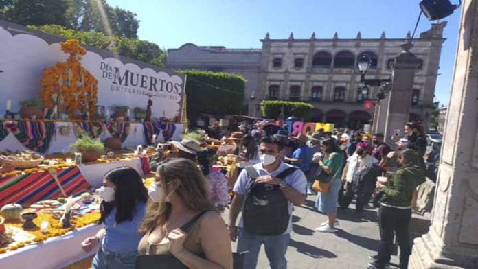 Turistas encantados con celebración de Noche de Muertos