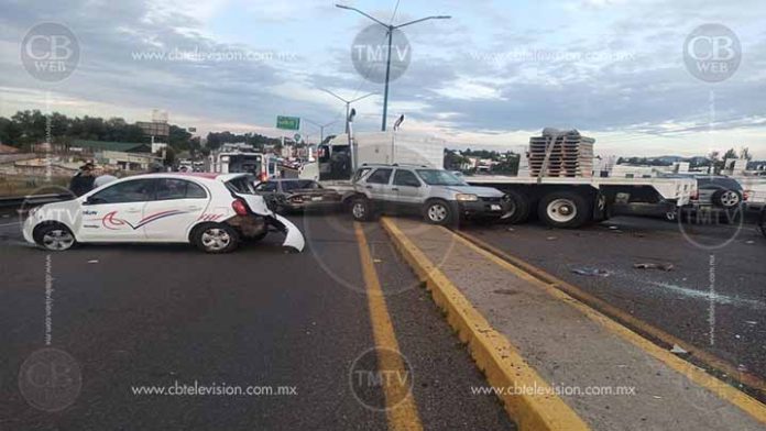 Trailer se lleva a cinco autos en la salida a Pátzcuaro