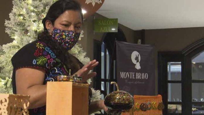 Tradición e inspiración en sus manos; Mujer artesana orgullosa de promover sus creaciones