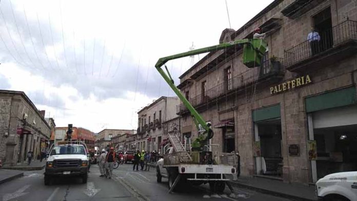 ¡Morelia se alista para recibir la Navidad!, preparan iluminación en avenida Madero