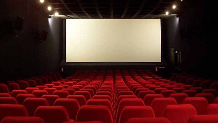 Pasa en México; Se quedan dormidos en la sala del cine y los dejan encerrados