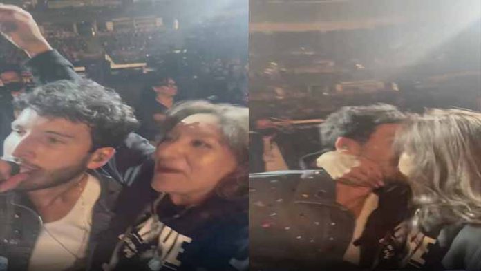Sebastián Yatra es besado a la fuerza por una fan