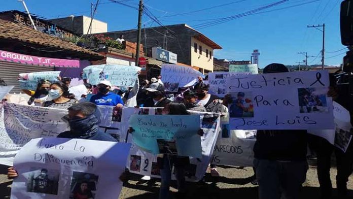 Familiares de los 11 jóvenes asesinados acuden a colocar flores al lugar de su muerte