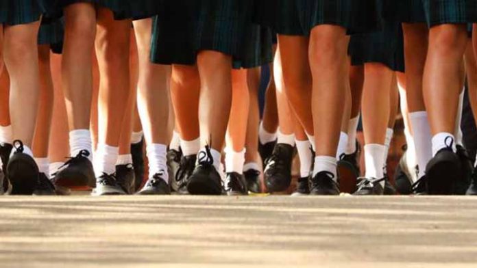 Primaria pide a niños ir con falda a clases para promover la igualdad