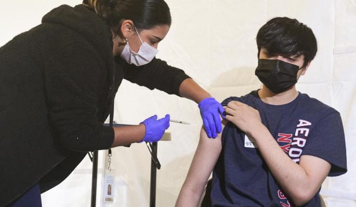 Segunda dosis de vacuna Covid-19 para adolescentes de 15 a 17 años será en enero