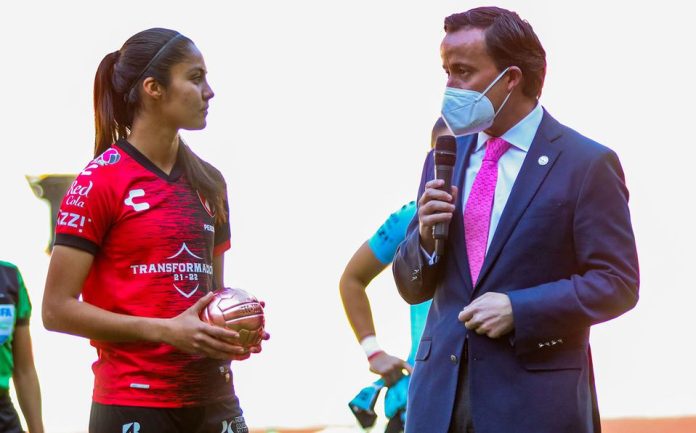 Liga MX entrega Balón de Oro a Alison González por mejor jugadora joven de la temporada