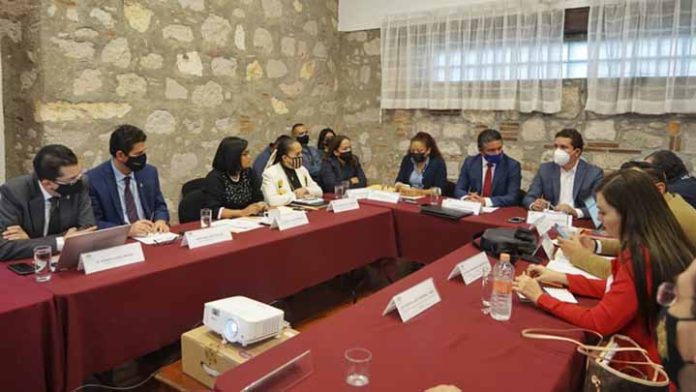 Rector presenta avances académicos y financieros ante legisladores locales