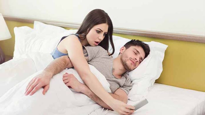 Estudio revela que el 30% de las personas espían a su pareja