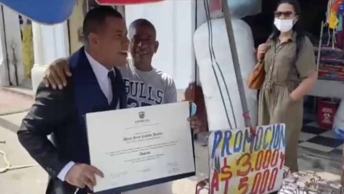 Joven dedica su título de abogado a su padre mercader
