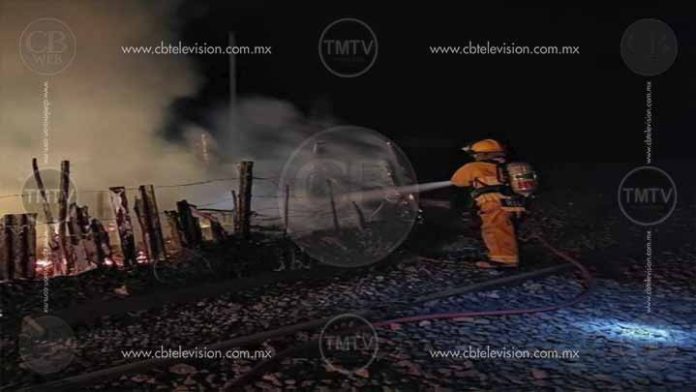 Vivienda de madera y cartón queda reducida a cenizas en Uruapan