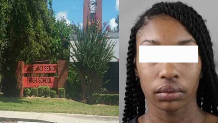 Detienen a maestra de 20 años por abuso sexual a menor de edad