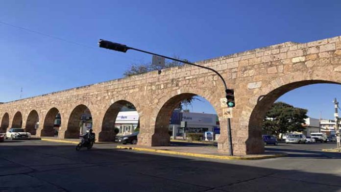 Conductores ignoran los señalamientos en el Acueducto de Morelia