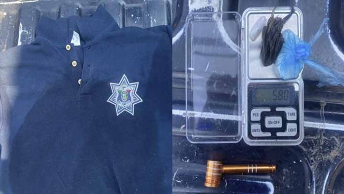Cae un hombre con uniformes falsos de la policía y droga sintética en Lázaro Cárdenas