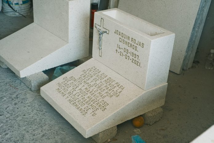 Héctor dedica su vida a los monumentos sepulcrales