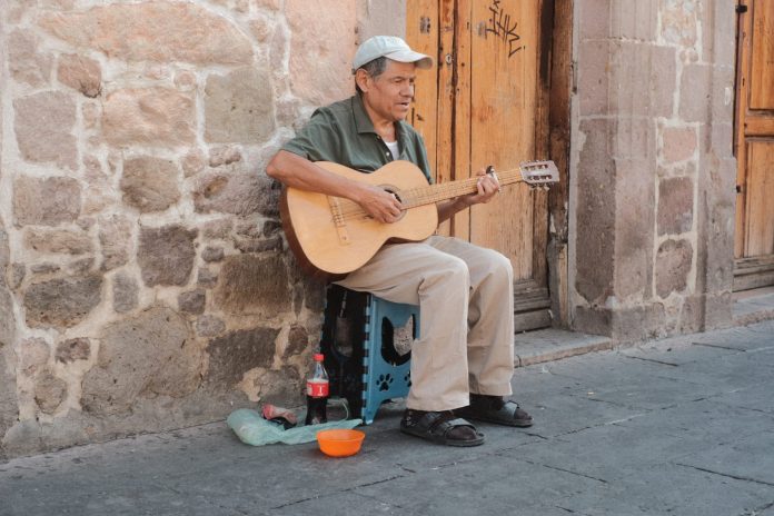 Músicos callejeros, sin apoyo, salen lentamente de la crisis de la pandemia