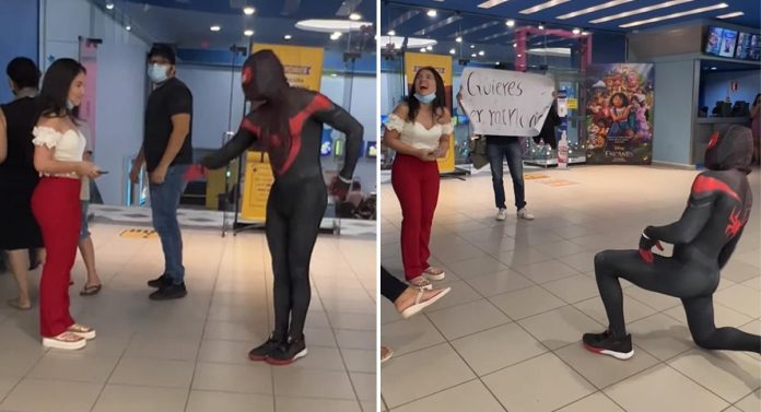 Joven vestido de Spider-Man le declara su amor a su amiga y lo rechaza